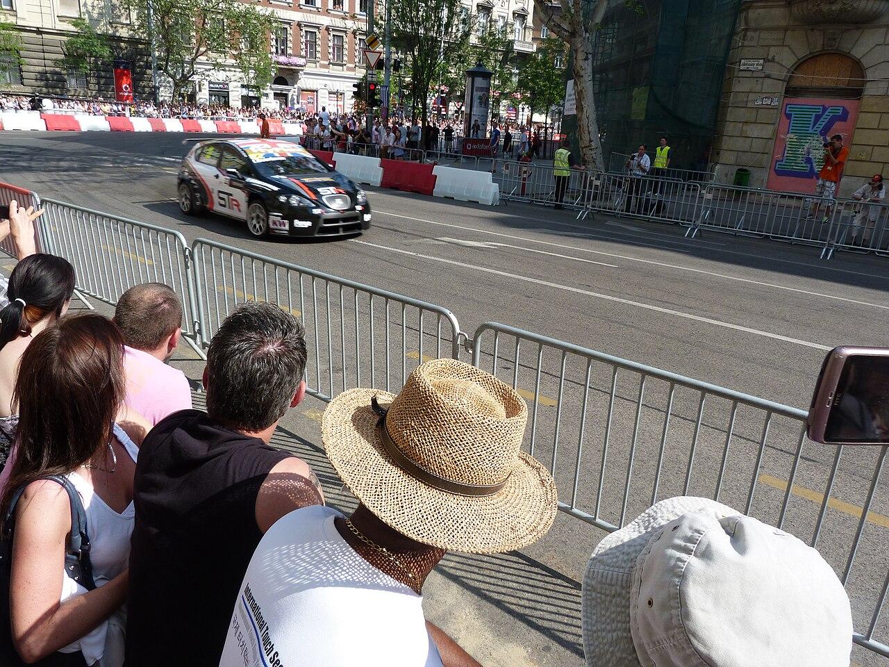 F1赛车人物:一位顶尖选手的进阶之路(产业未来视角)